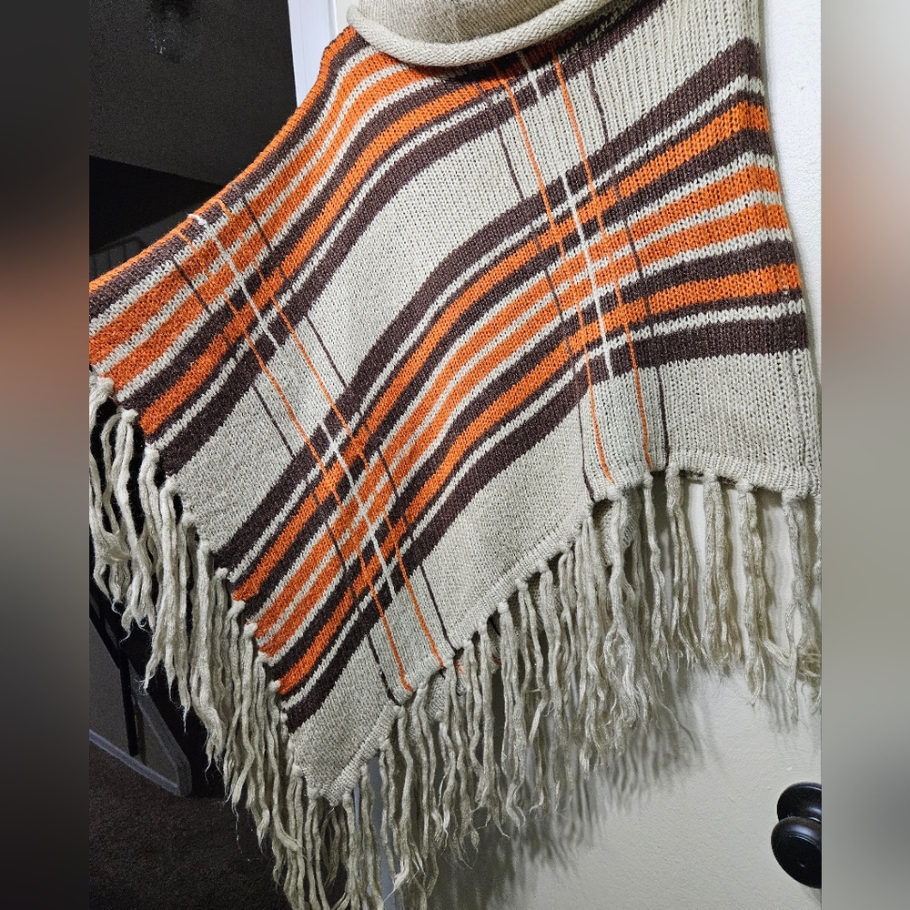 Poncho - Picture 2 of 7